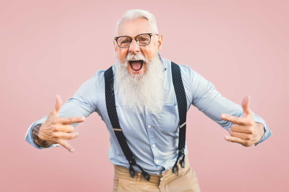 vecchio con barba che ride