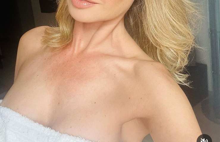Anna Falchi coperta solo asciugamano
