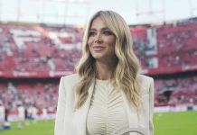 Diletta Leotta sorride in campo