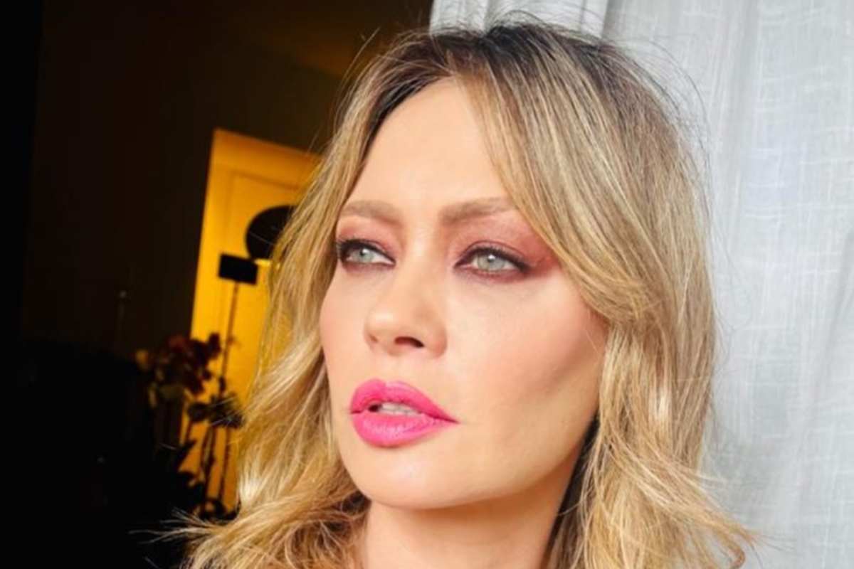 Anna Falchi coperta solo asciugamano