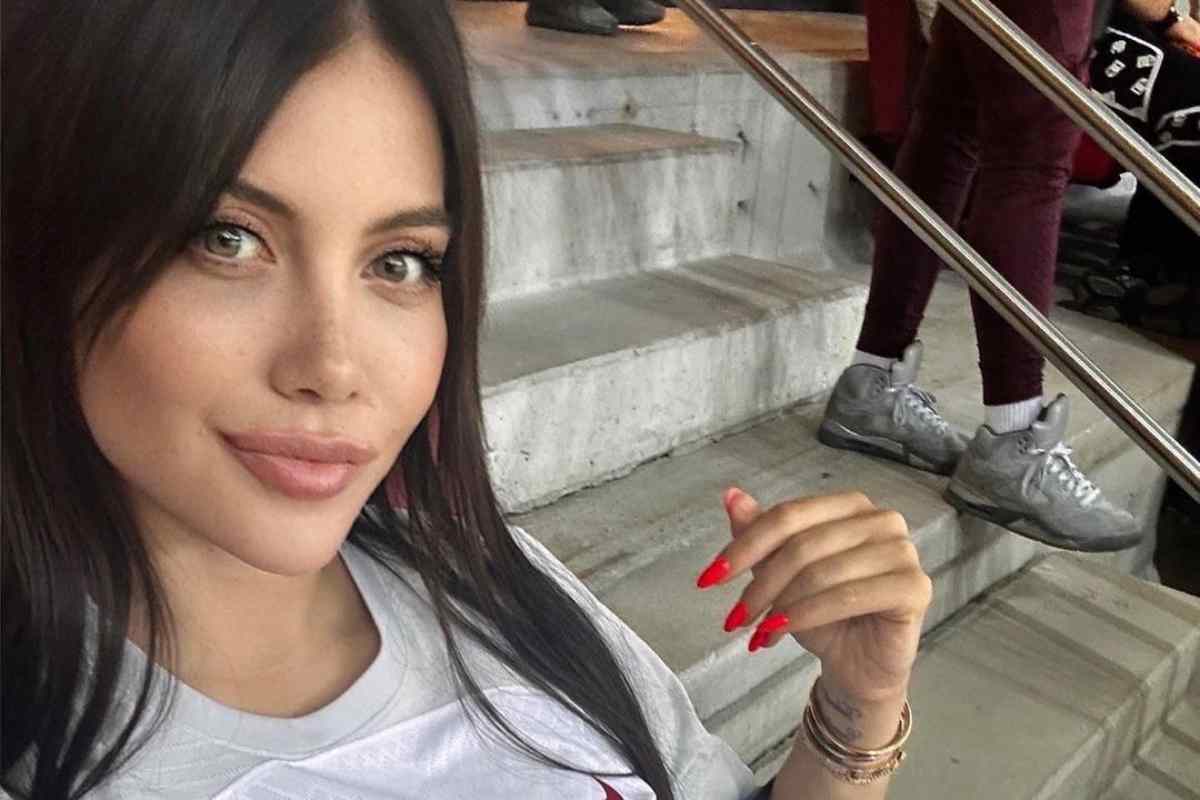 Wanda Nara foto estrema specchio