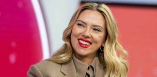 Scarlett Johansson sorridente