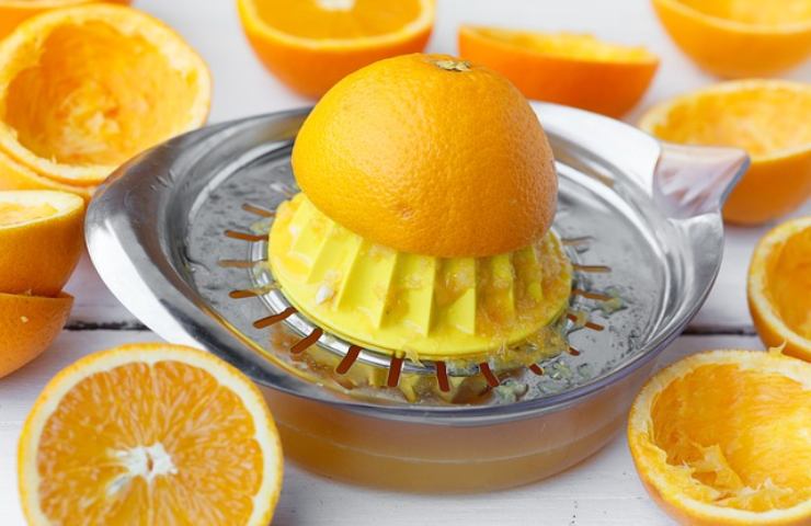 Bevi la spremuta d'arancia