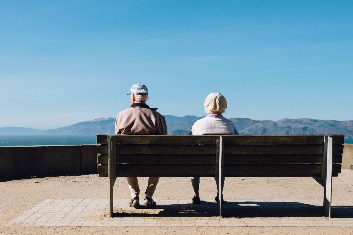 Persone anziane su una panchina