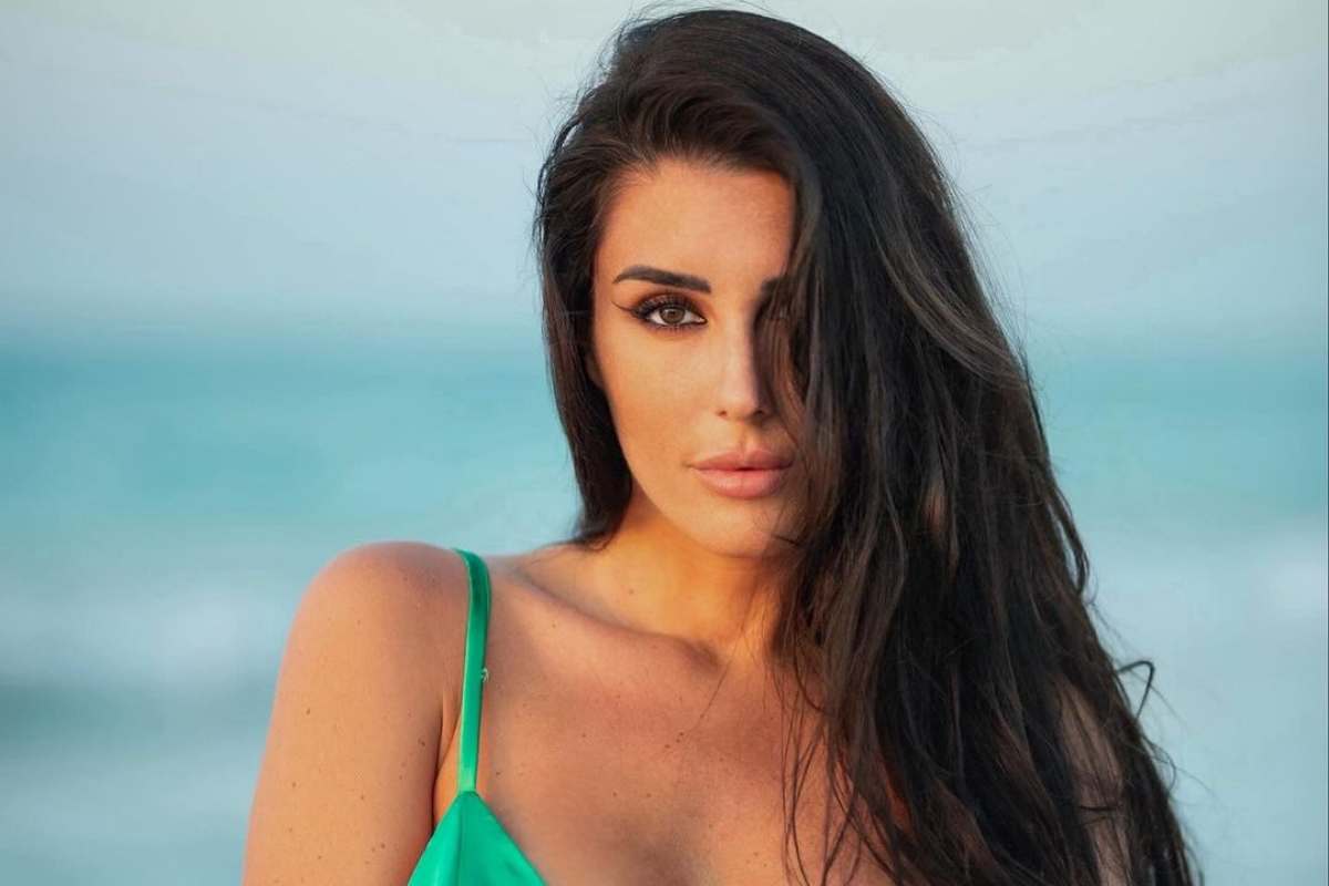 Valentina Vignali, il costume non copre il davanzale: la FOTO scatena le fantasie, meravigliosa Valentina Vignali, il costume non copre il davanzale: la FOTO scatena le fantasie, meravigliosa