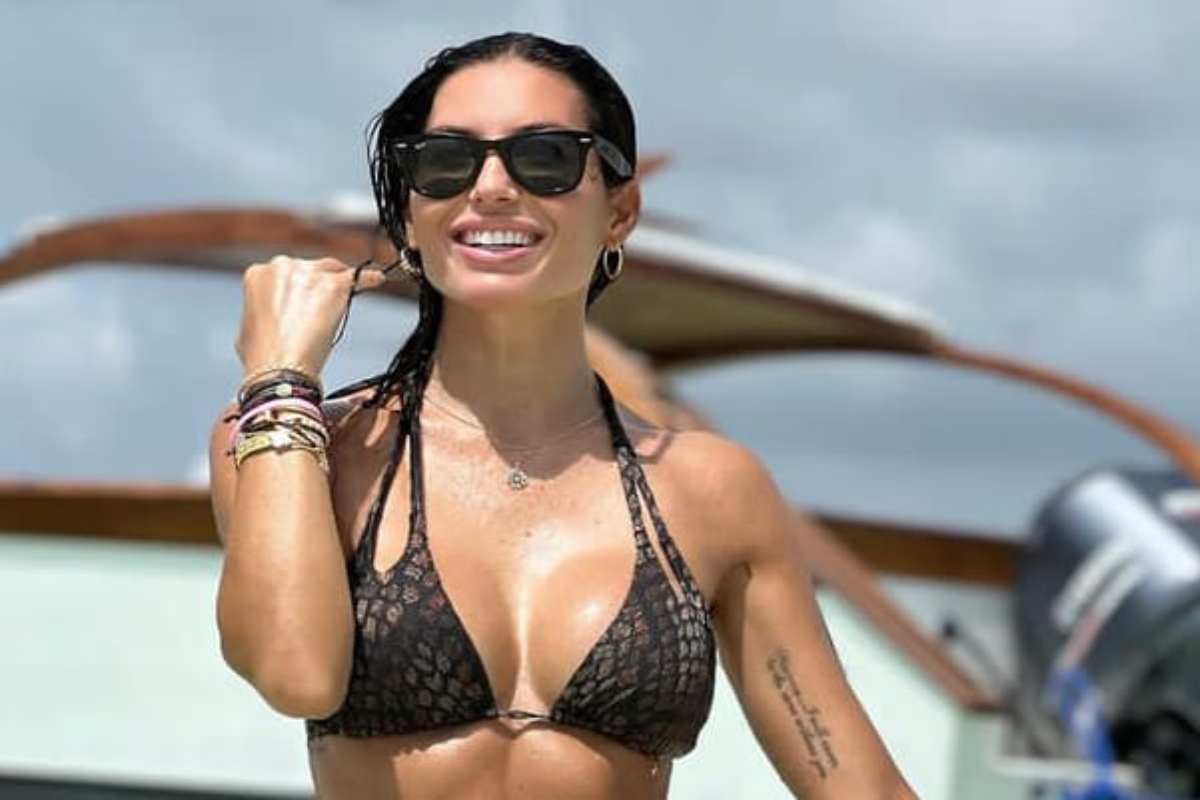 Elisabetta Gregoraci, costume minuscolo