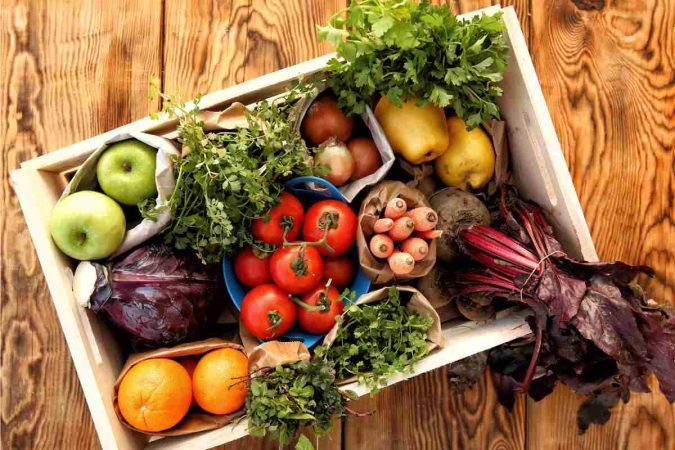 Frutta e verdura all'interno di un cesto