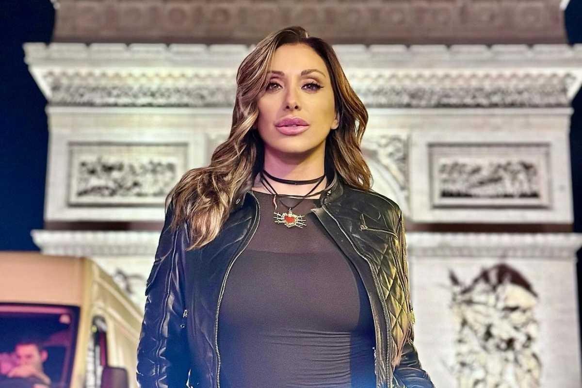 Sabrina Salerno davanzale scoperto foto