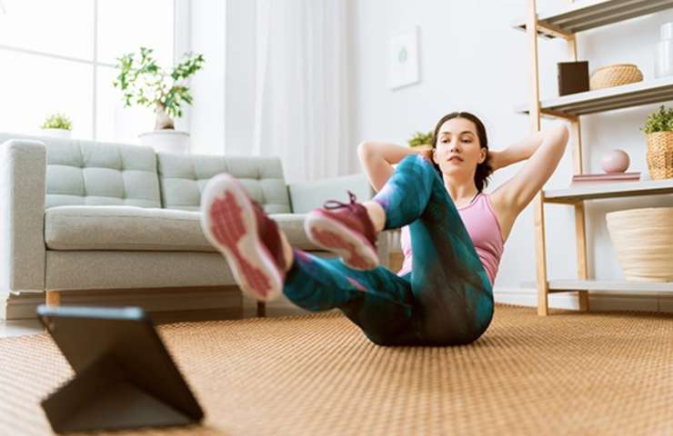 ginnastica da divano attività fisica casa senza attrezzi