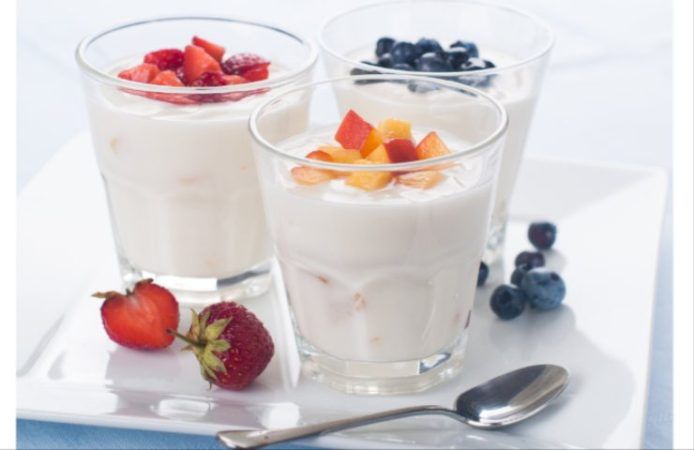 Bicchieri con yogurt e frutta 