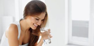 donna che beve acqua
