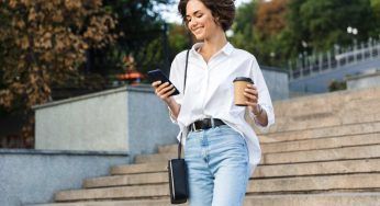 Camminare con il cellulare sempre in mano: quali sono i rischi per la salute