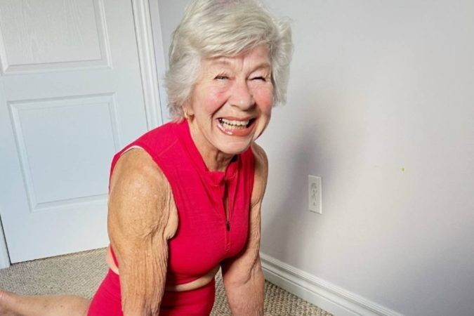 Donna di 70 anni che si allena