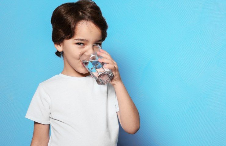bambino beve l'acqua