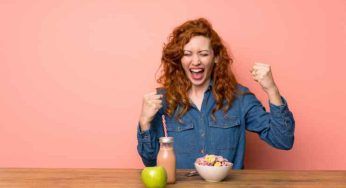 Cibi che combattono la tristezza: altro che cioccolato, prova a mangiare questo frutto!