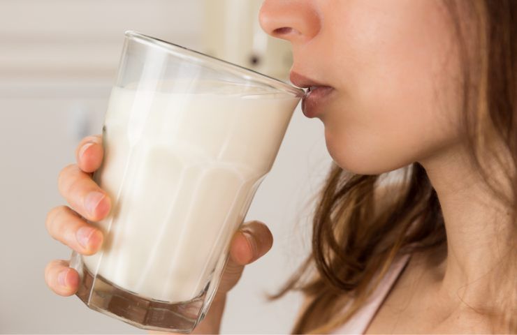 donna beve un bicchiere di latte prima di dormire