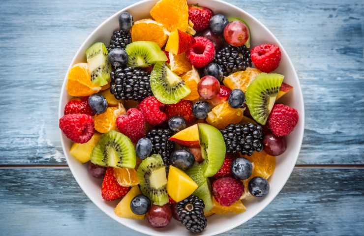 frutta senza buccia tagliata a pezzi 