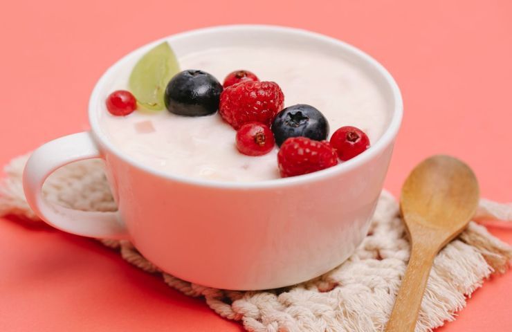 Yogurt al naturale con frutti di bosco