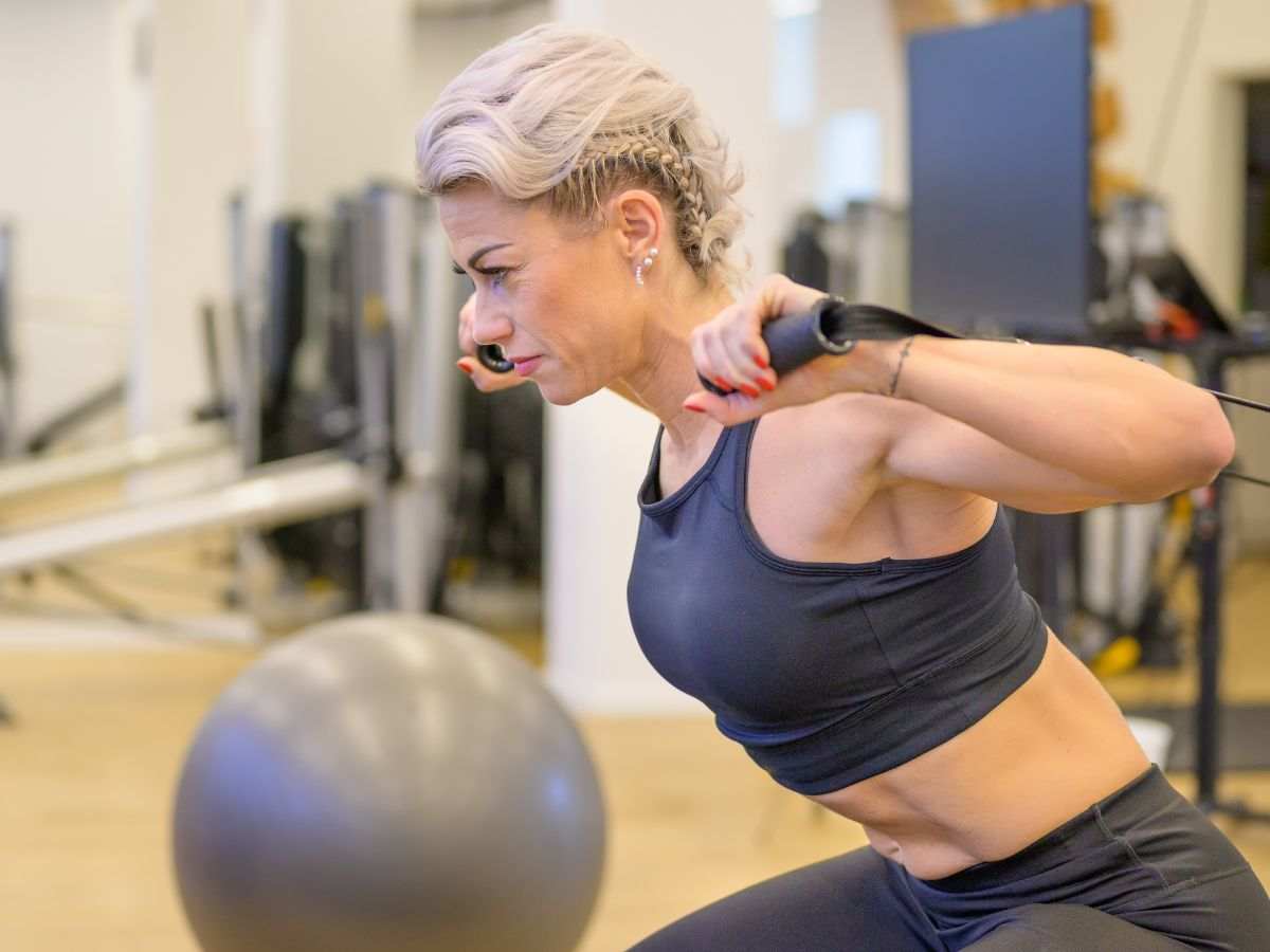 Donna si allena in palestra