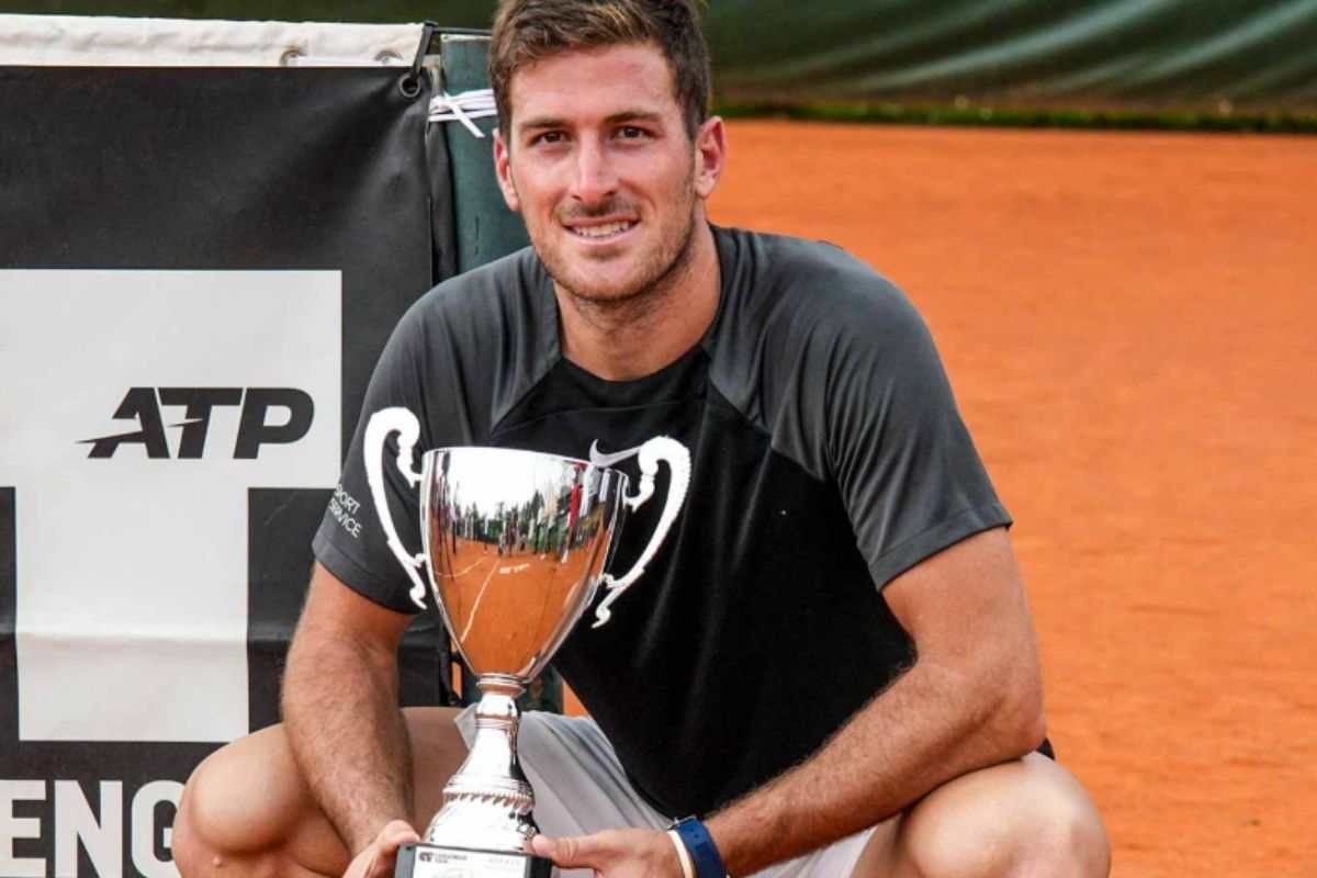 Il tennista Gomez vincitore di una coppa