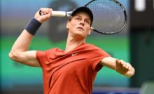 Jannik Sinner alla battuta