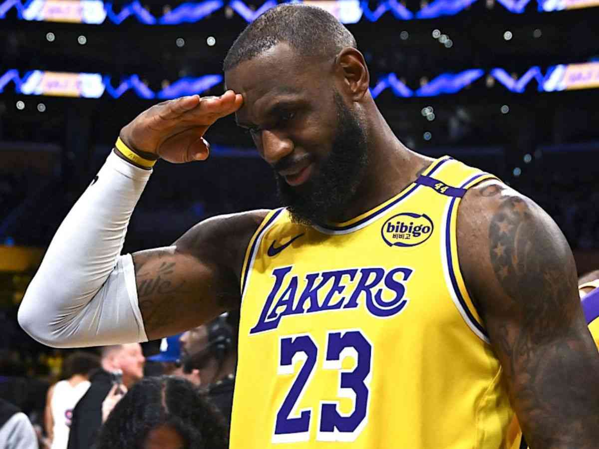 LeBron saluta il pubblico sugli spalti