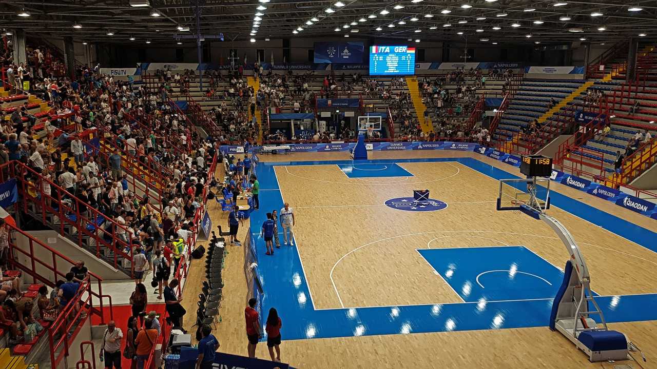 Il PalaBarbuto, palazzetto dello sport che ospita le partite del Napoli Basket (foto napolibasket.eu)