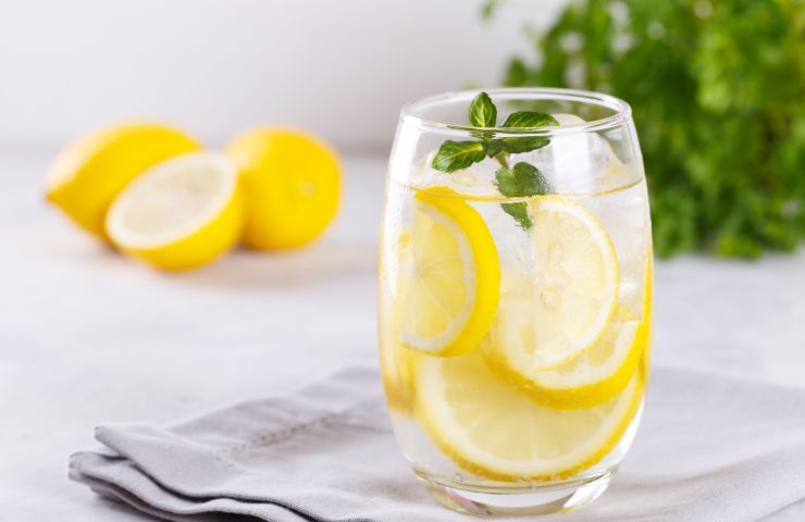 acqua calda limone benefici