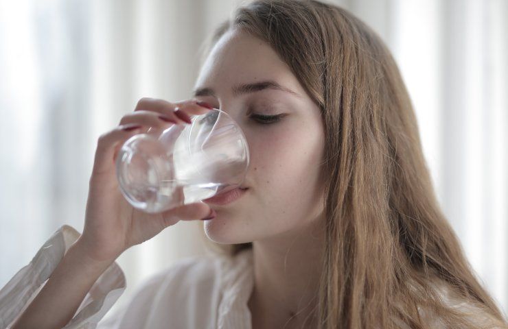 acqua durante pasti quante bere giorno