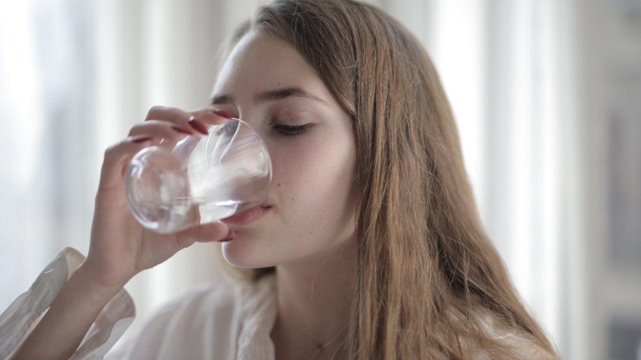 acqua durante pasti quante bere giorno