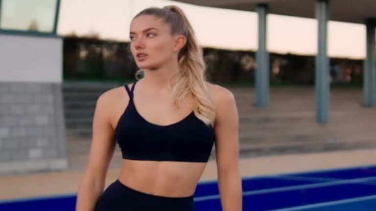 ”Ci mandi tutti al manicomio!” Alica Schmidt esagerata, la gonna corta è da censura – FOTO ”Ci mandi tutti al manicomio!” Alica Schmidt esagerata, la gonna corta è da censura – FOTO