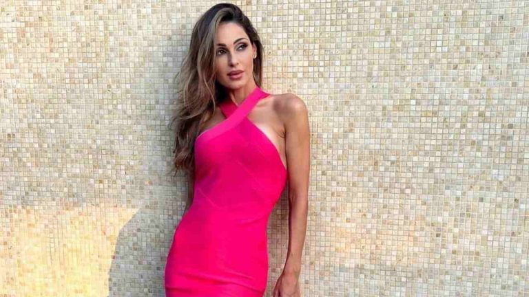 Anna Tatangelo, la maxi scollatura non ha fine: tutto scoperto davanti, la FOTO accende gli animi Anna Tatangelo, la maxi scollatura non ha fine: tutto scoperto davanti, la FOTO accende gli animi