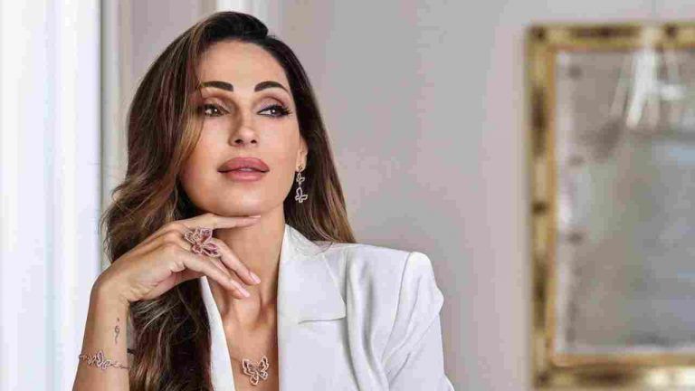 Anna Tatangelo, scollatura abissale: ripresa dall’alto, si vede quasi tutto – FOTO Anna Tatangelo, scollatura abissale: ripresa dall’alto, si vede quasi tutto – FOTO