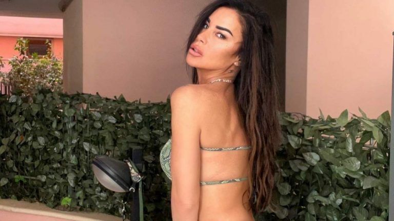 “Li stai mandando dall’oculista gli uomini” Antonella Mosetti, balletto sensuale, da manicomio – VIDEO “Li stai mandando dall’oculista gli uomini” Antonella Mosetti, balletto sensuale, da manicomio – VIDEO