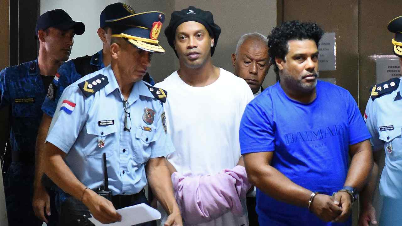 Ronaldinho: festini durante gli arresti domiciliari