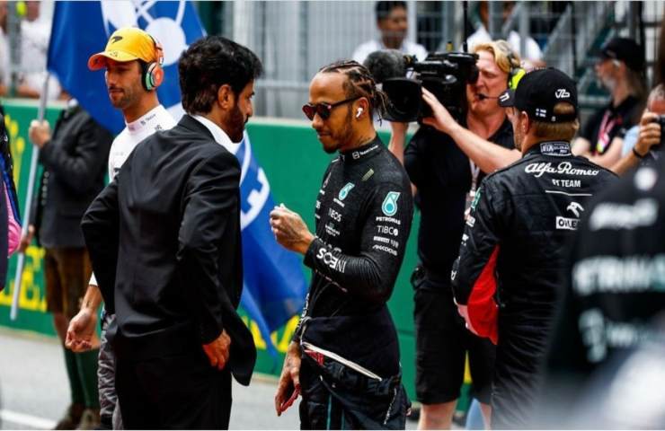 Lewis Hamilton ammonisce Mercedes