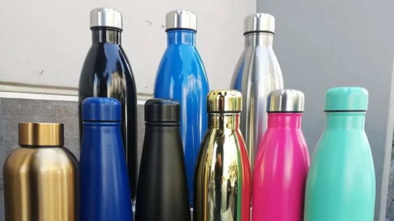 Las botellas tienen más bacterias que los inodoros: cómo descargarlas bien