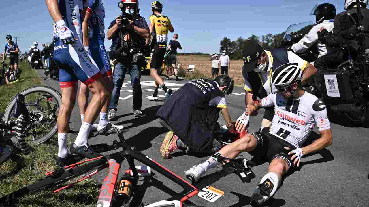 Tour de France | 10° tappa a Bennett. Cadono Alaphilippe e Formolo