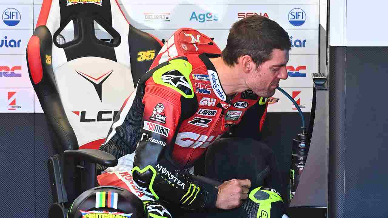 MotoGp | Crutchlow, le immagini da brivido dell'operazione (FOTO)