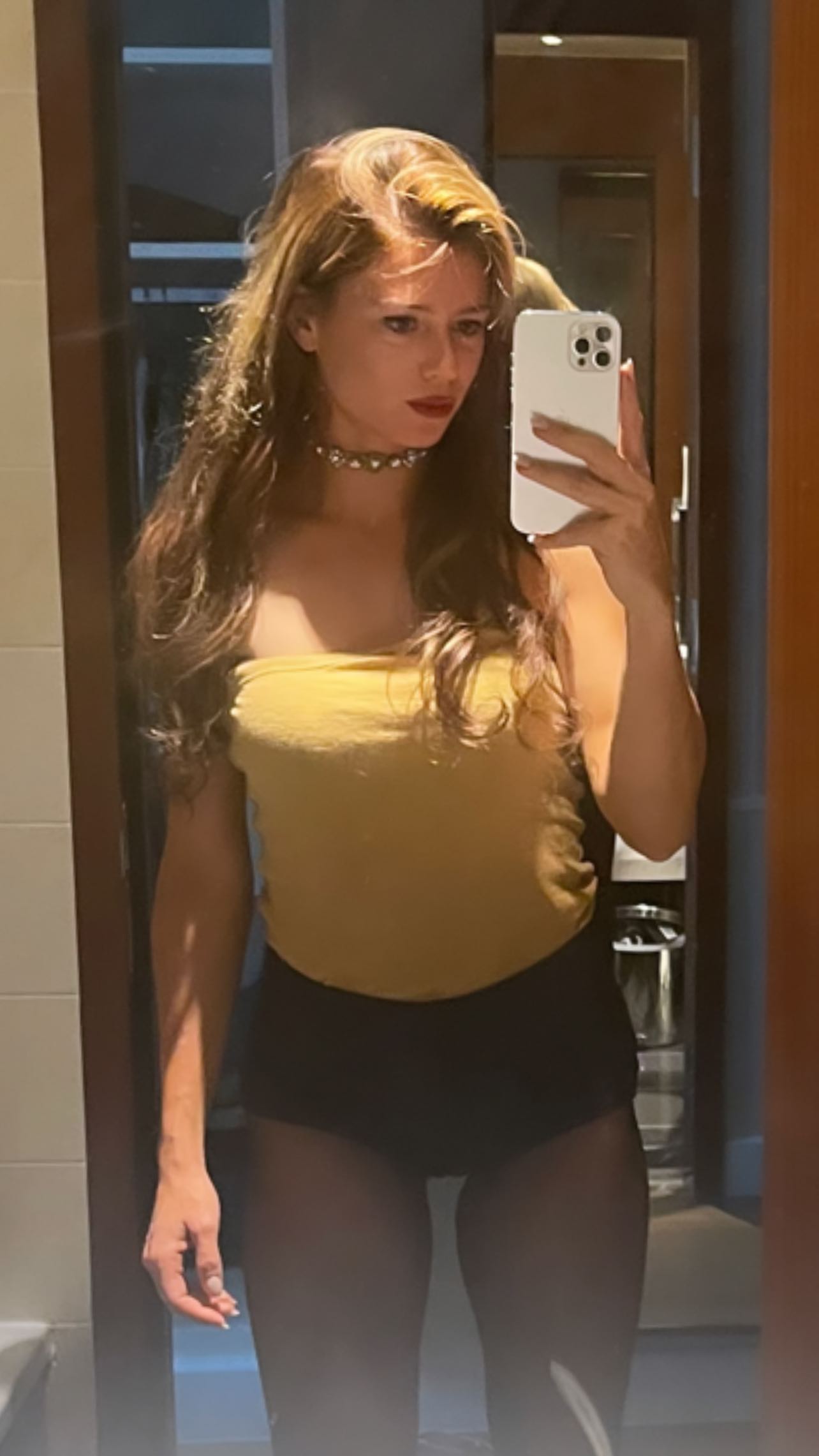 Camila Giorgi selfie davanzale