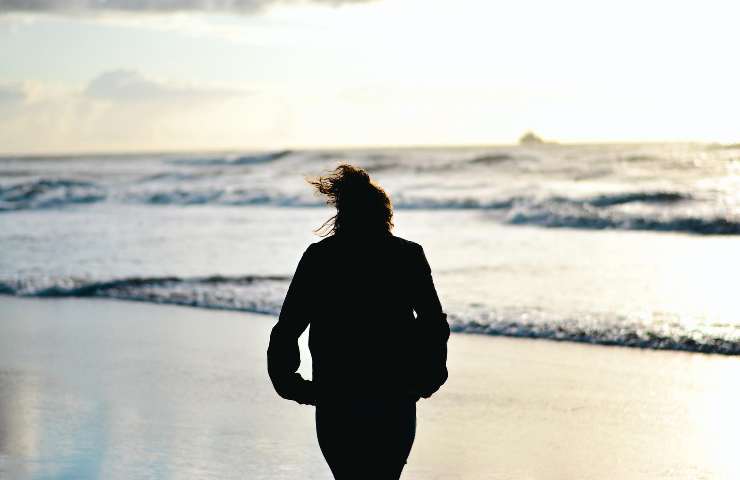 Camminare sulla spiaggia