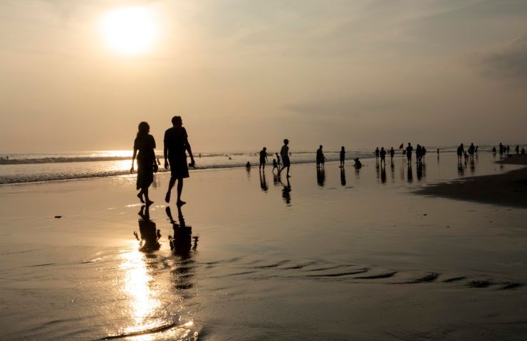 Camminare spiaggia prevenzione peso