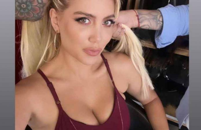 Wanda Nara canotta tutto fuori