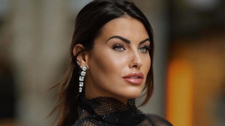 Carolina Stramare in costume è uno spettacolo vietato ai minori: fondoschiena scoperto, natiche perfette – ...
