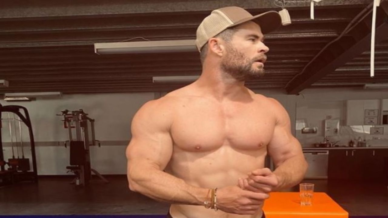 Chris Hemsworth allenamento pettorali