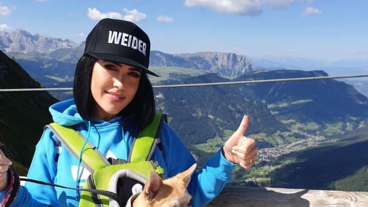 “Che spettacolo” Claudia Ruggeri lo scopre tutto e lo mette in mostra: scollatura da sogno – FOTO “Che spettacolo” Claudia Ruggeri lo scopre tutto e lo mette in mostra: scollatura da sogno – FOTO