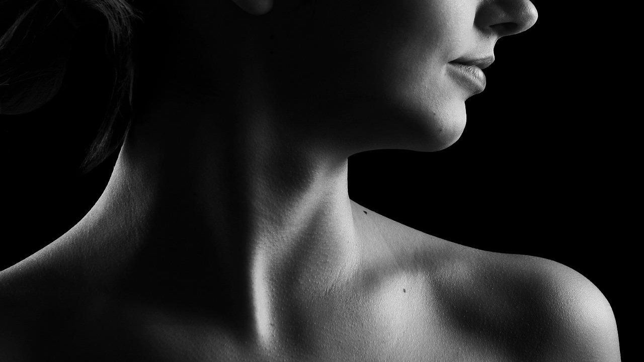 Come riuscire a mantenere liscia e giovane la pelle del collo Come riuscire a mantenere liscia e giovane la pelle del collo