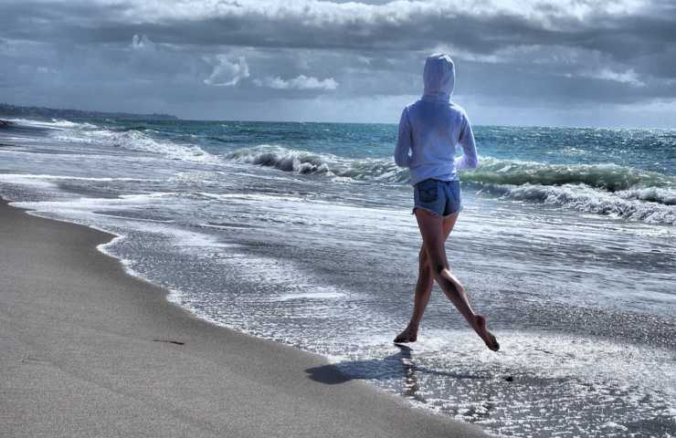 Corsa sulla spiaggia prova costume