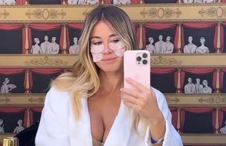 Diletta Leotta accappatoio apre