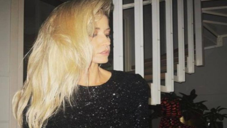 ”Sei tu che brilli non il brillante”: Elena Santarelli, il vestito esalta le meravigliose curve – FOTO ”Sei tu che brilli non il brillante”: Elena Santarelli, il vestito esalta le meravigliose curve – FOTO